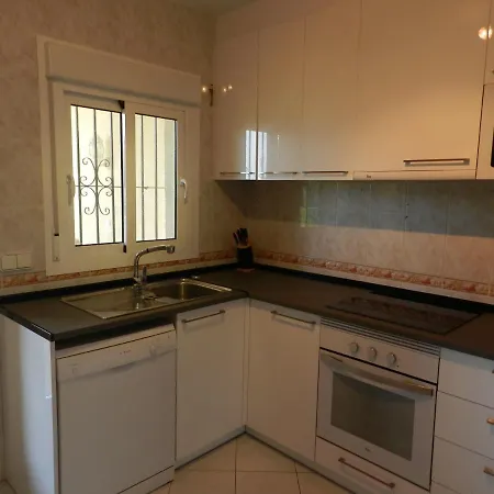 מלון Villa-fig-tree 4*